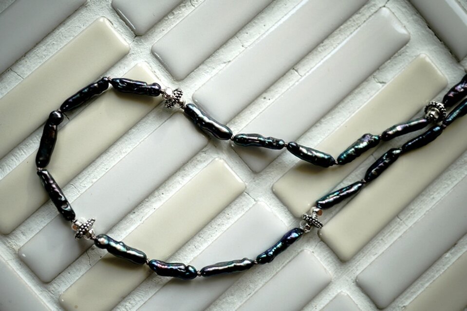 スティックパールとシルバービーズのネックレス