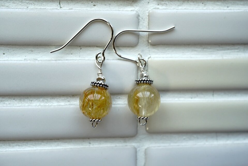 ルチルクオーツの１粒ピアス