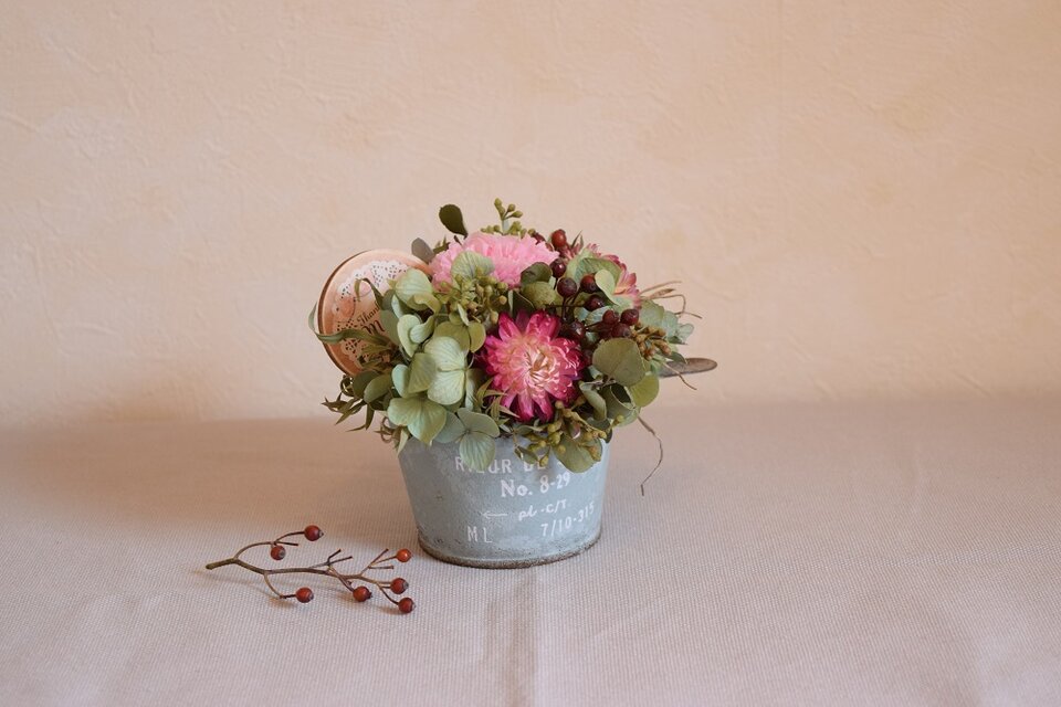母の日・シャビーなブリキ缶アレンジ（ピンクのカーネーション）
