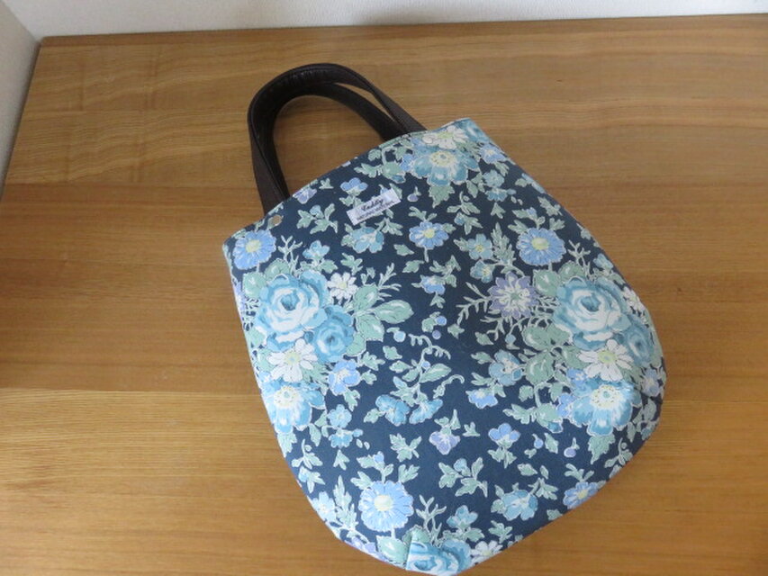 リバティ　ローズエレンのたまご型トートバッグ