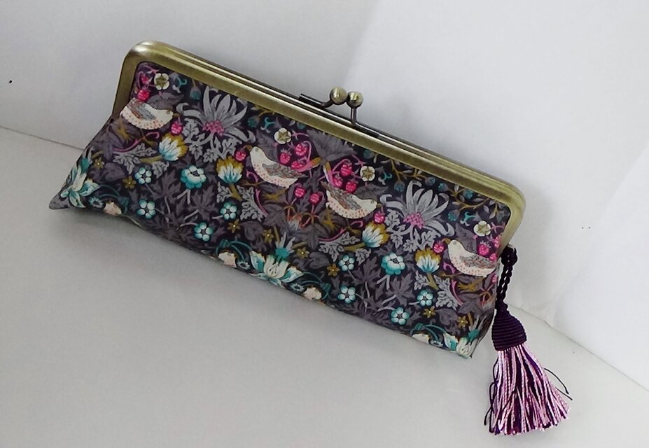 リバティ　ラミネート　ストロベリーシーフー　がま口ペンケース