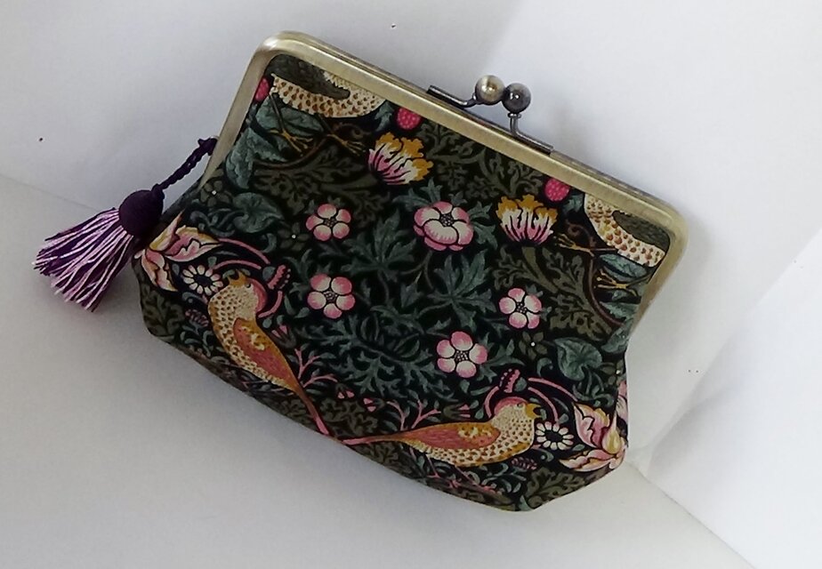 ウイリアムモリス　いちご泥棒　がま口ふっくらポーチ