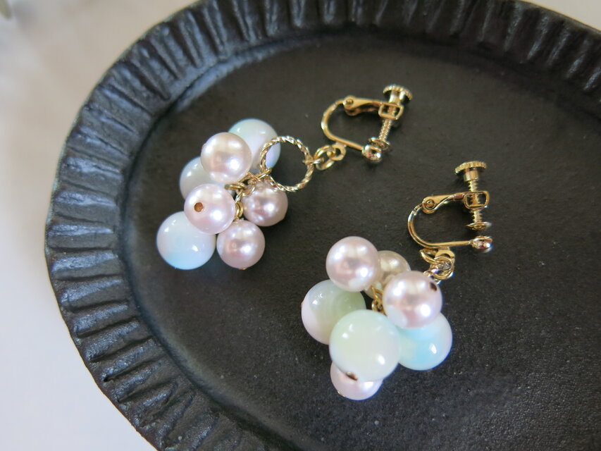 ☆sale☆ほんのり桜色...高瀬貝とパールのたわわなイヤリング　ピアス変更可能