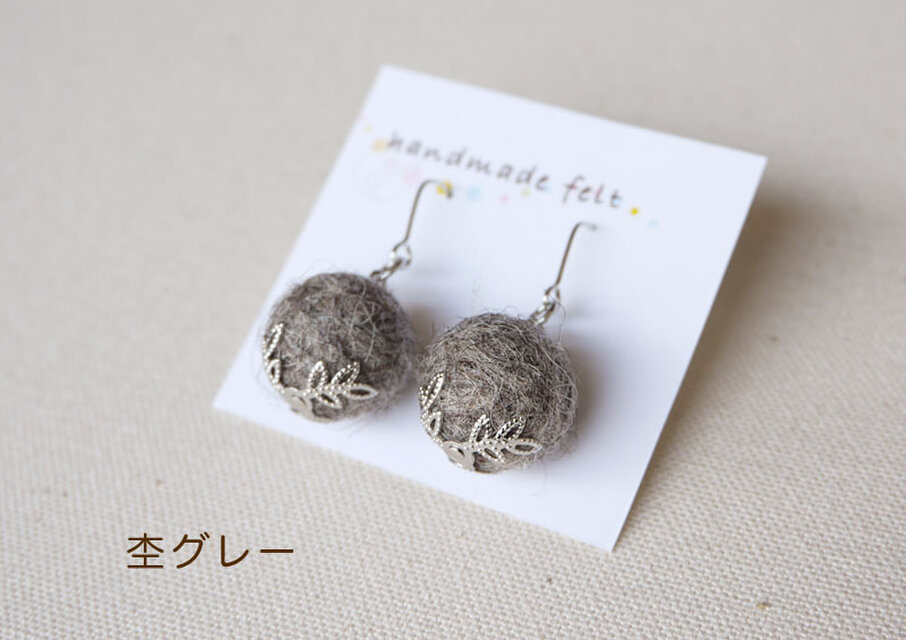 選べるカラフル16色 小さなフェルトボールイヤリング／ピアス ・軽くて