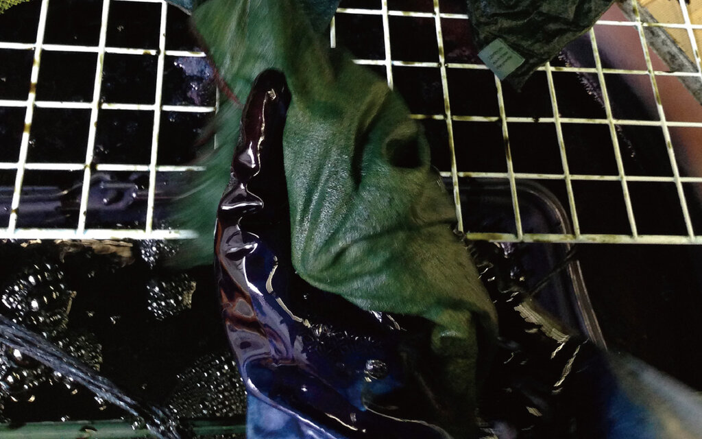 在庫あり】本藍絞り染め オーガニックリネンハンカチ（山路） | iichi