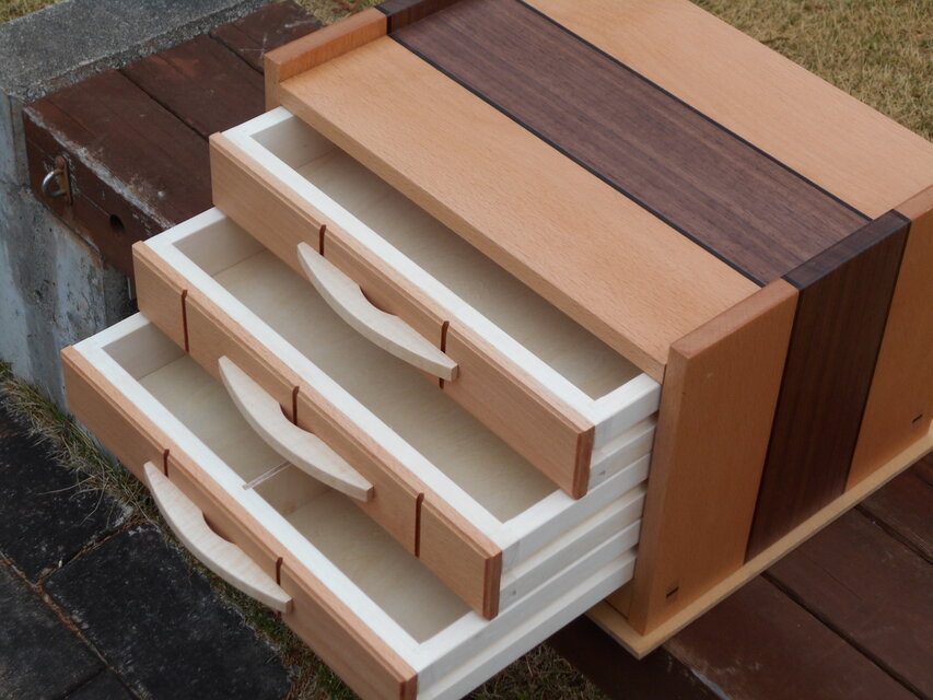 無垢材で作った隠し個所付3段の引き出し | iichi 日々の暮らしを