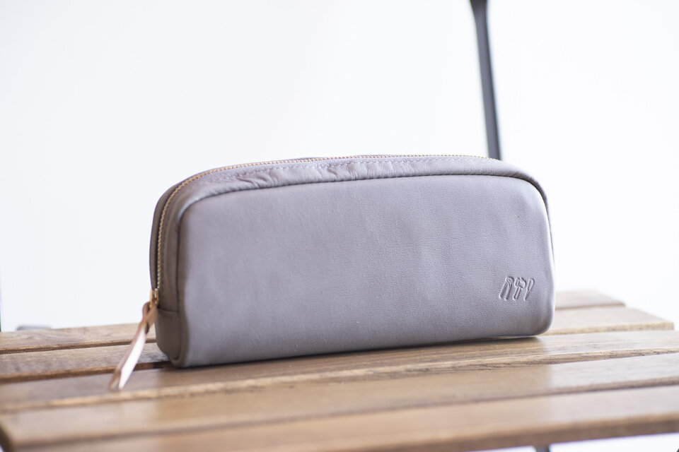 柔らかなポーチ　ホースレザー　ペンケース　グレー　化粧ポーチapo-06ps