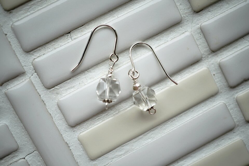 キューブ水晶の１粒ピアス