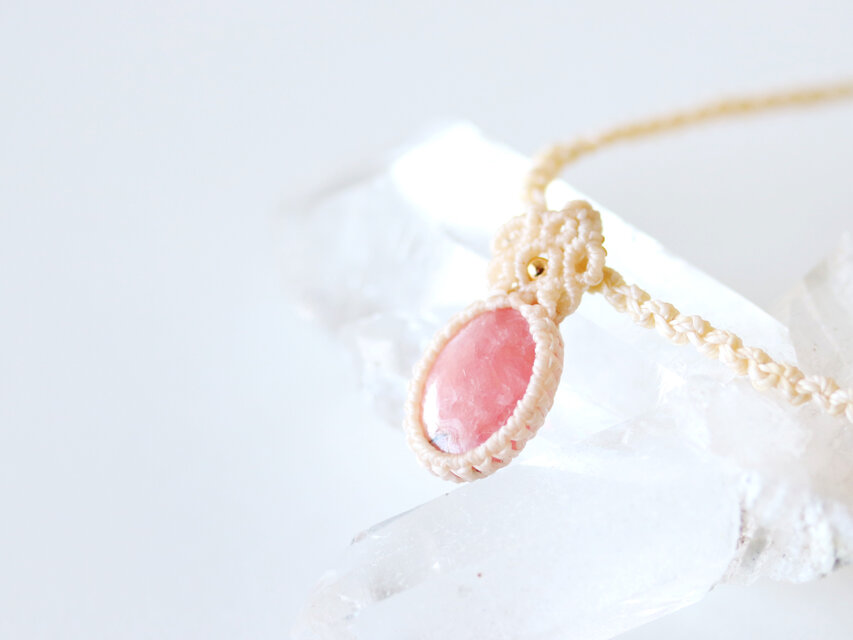 シンプルな首飾り✩✩インカローズのチョーカー【マクラメ】