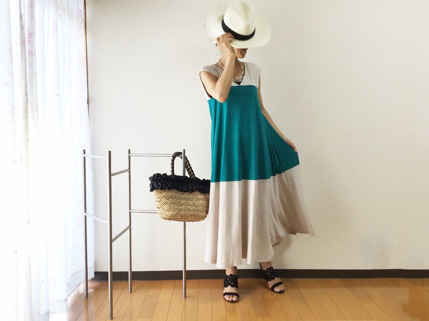 オフボディシルエットのミモレ丈のワンピース
