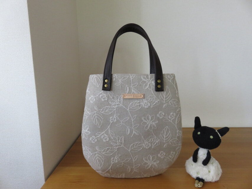 リネン刺繍生地のたまご型トートバッグ