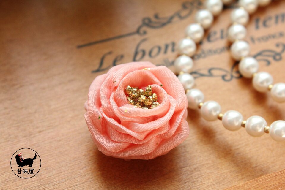 サーモンピンクの帯留め☆つまみ細工