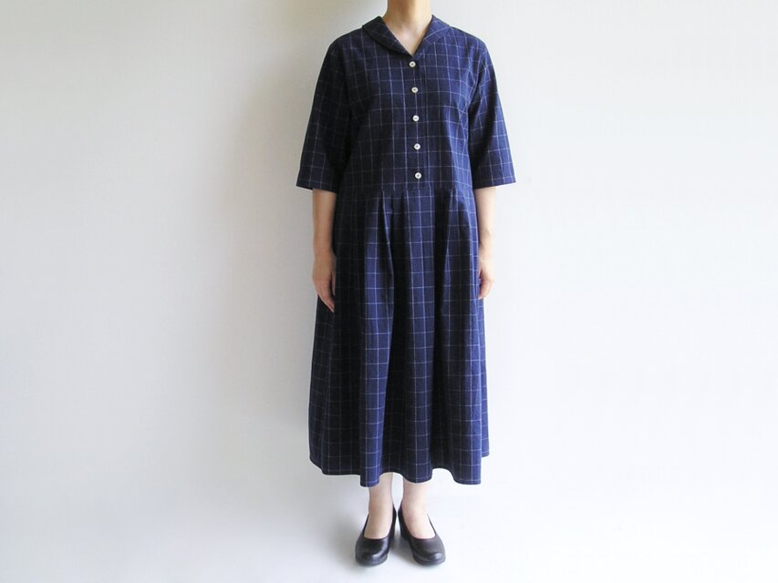 播州織サッカー生地＊ヘチマカラーのクラシックなワンピース＊紺×白ウィンドウペンチェック（五分袖）