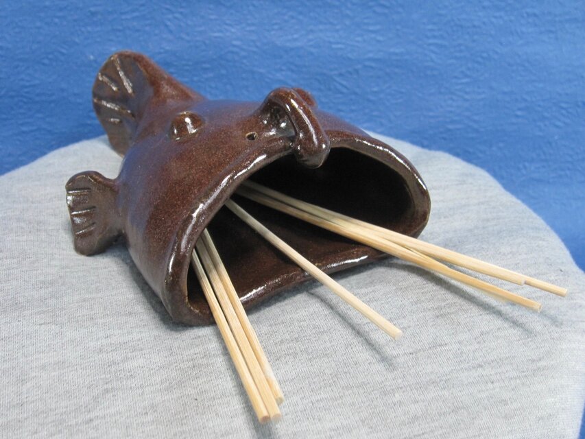 陶器 串入れ 提灯あんこう型　こげ茶　【190505】