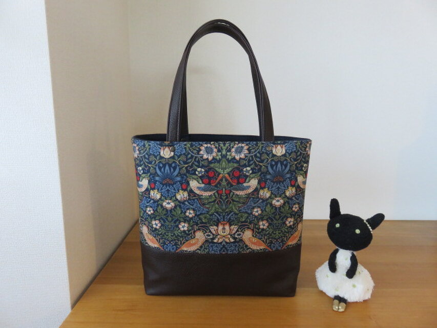 モリス　イチゴ泥棒（ネイビー）ちょっと大きめトートバッグ