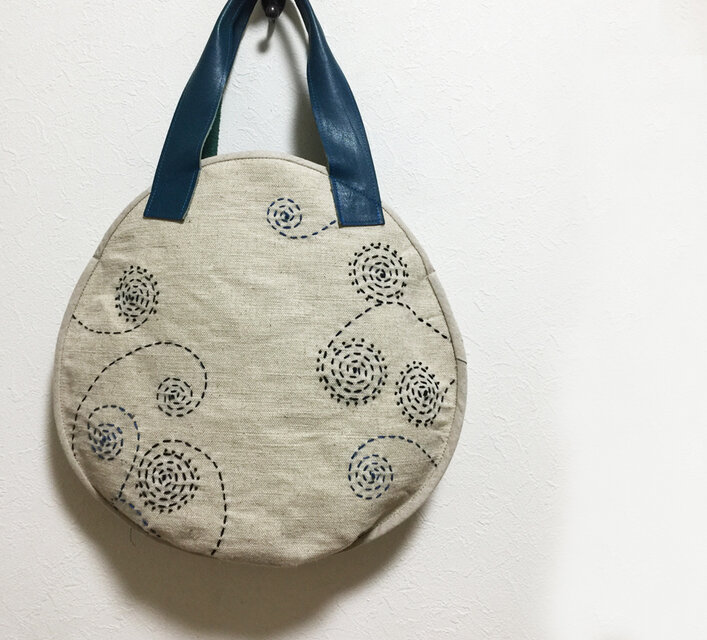 くるくる刺繍の白いまるかばん