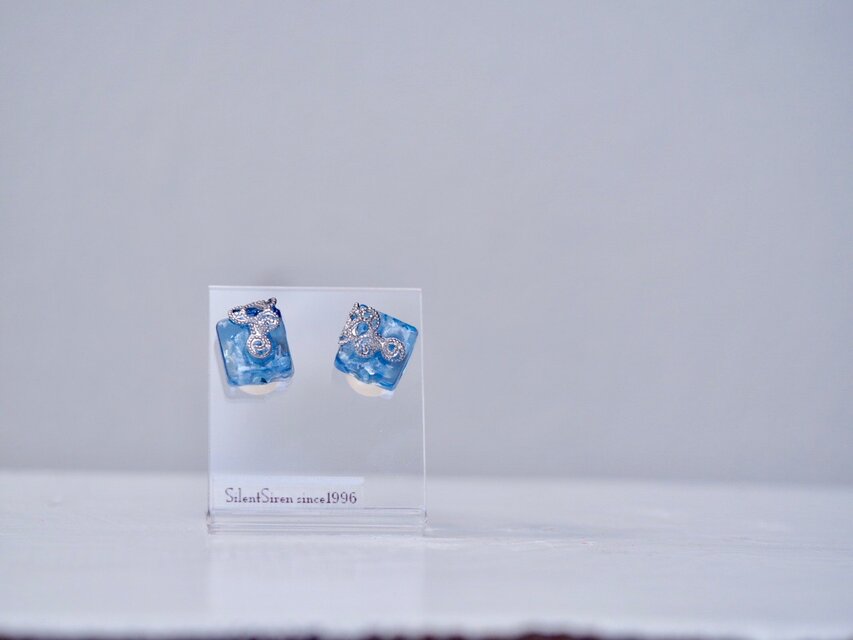 *icey blue* x シルバーフィリグリーのスクエアピアス