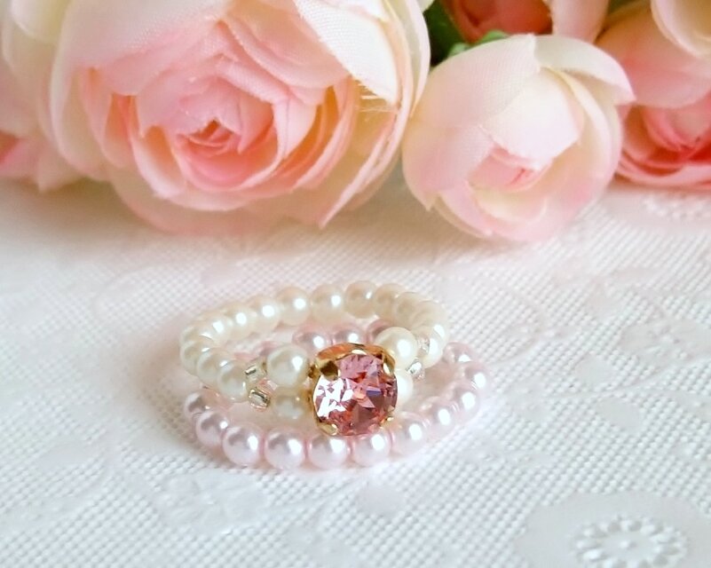 パールと桜色スワロフスキーの2連リング 「大人のプリンセスリング」淡いピンク&オフホワイト