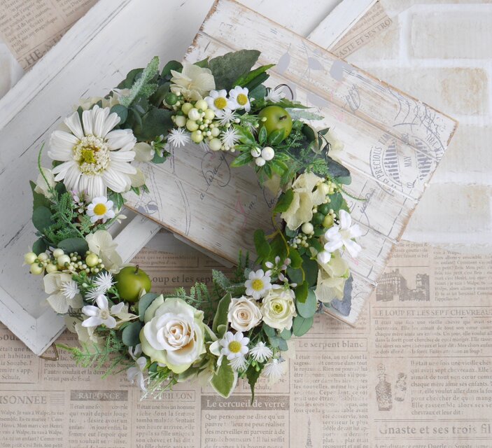 白いガーベラと青リンゴのリース