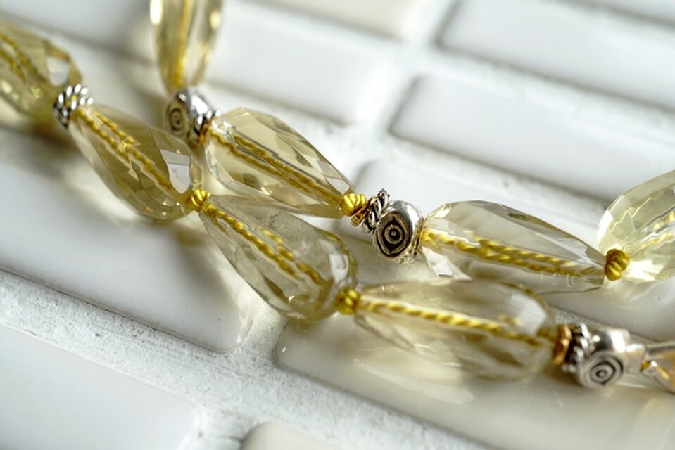 しずく型レモンクオーツとシルバービーズネックレス