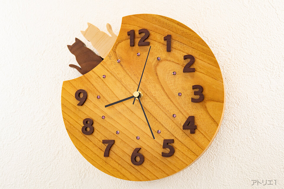 猫が月から見下ろす掛け時計