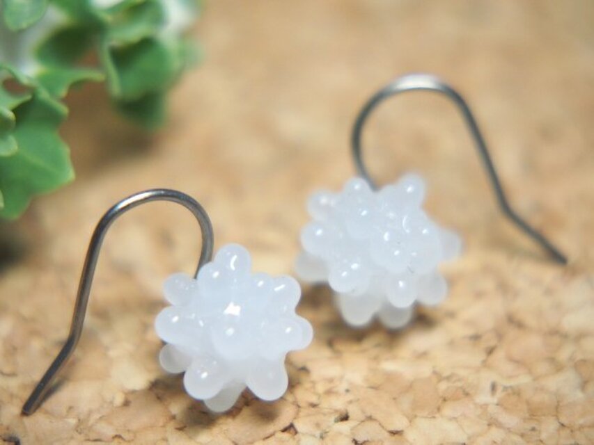 こんぺいとう１粒ピアス　白