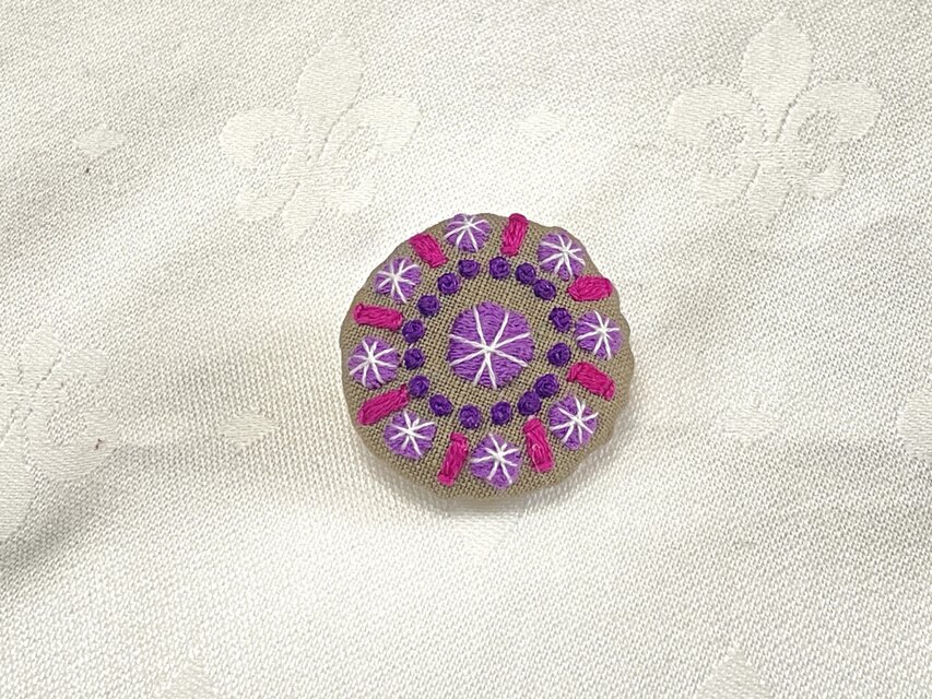 宝石のブローチ(丸型)