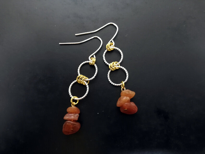 ねじねじダブルリングのアベンチュリン付きピアス【左右セット】丸　シンプル　フック　シルバー　ゴールド　天然石　さざれ　ラフカット