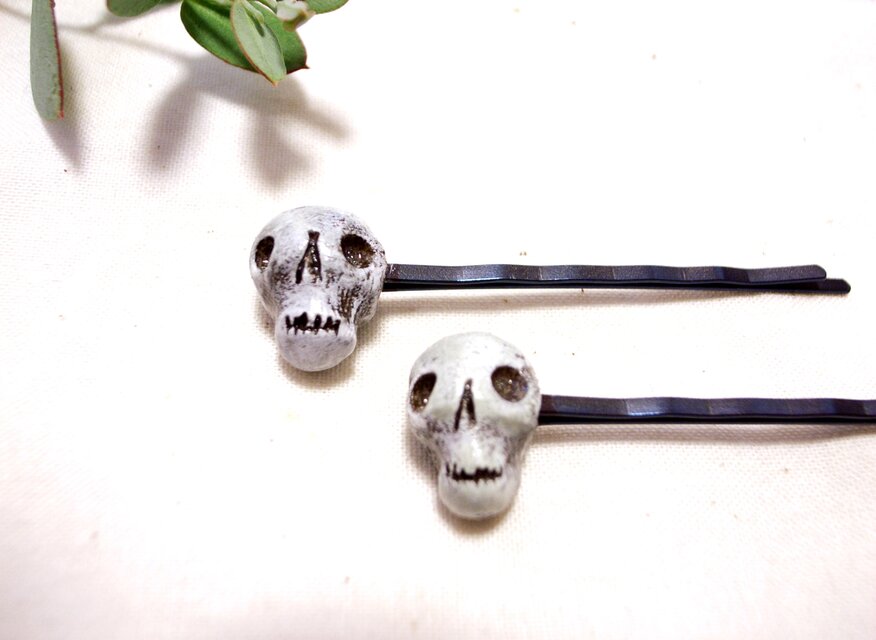 ガイコツヘアピン（左）