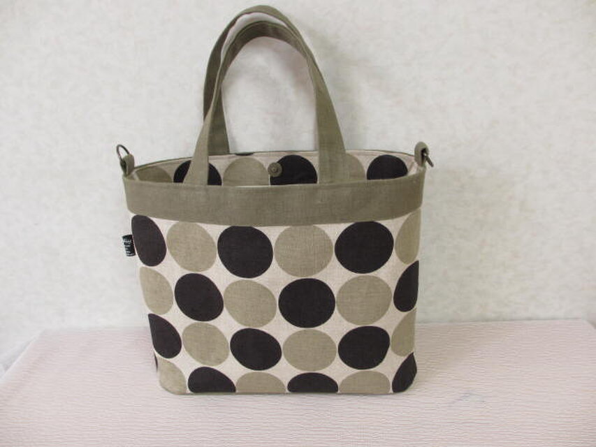 黒×オリーブ色のドット、少し大きめトート