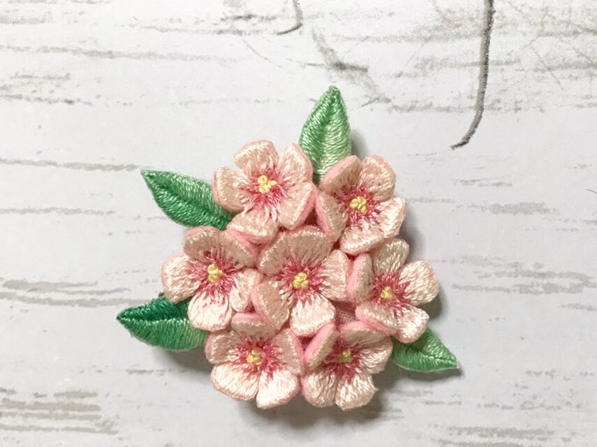 小花の手刺繍ブローチ（ピンク）