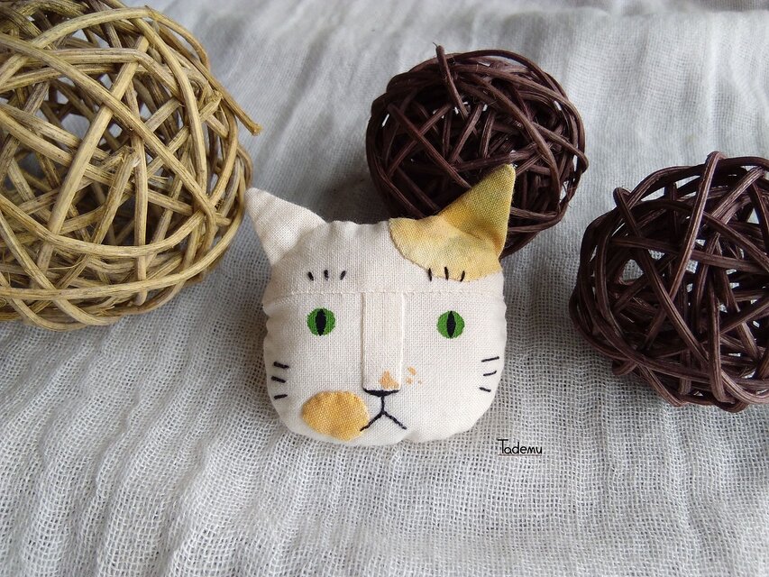 はっとした顔のねこブローチS　みょんみょん　