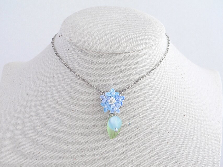 がくあじさいとミルキービーズのネックレス （ つまみ細工＊受注制作