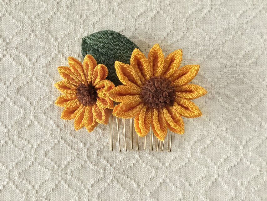 〈つまみ細工〉向日葵のコーム(山吹色)