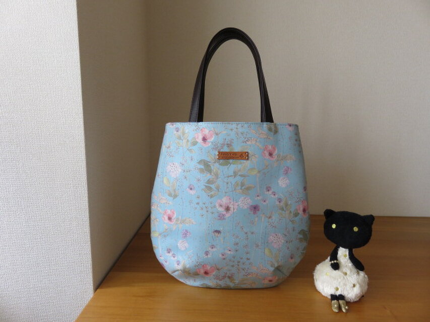 リバティ　水色イルマのたまご型トートバッグ　本革持ち手