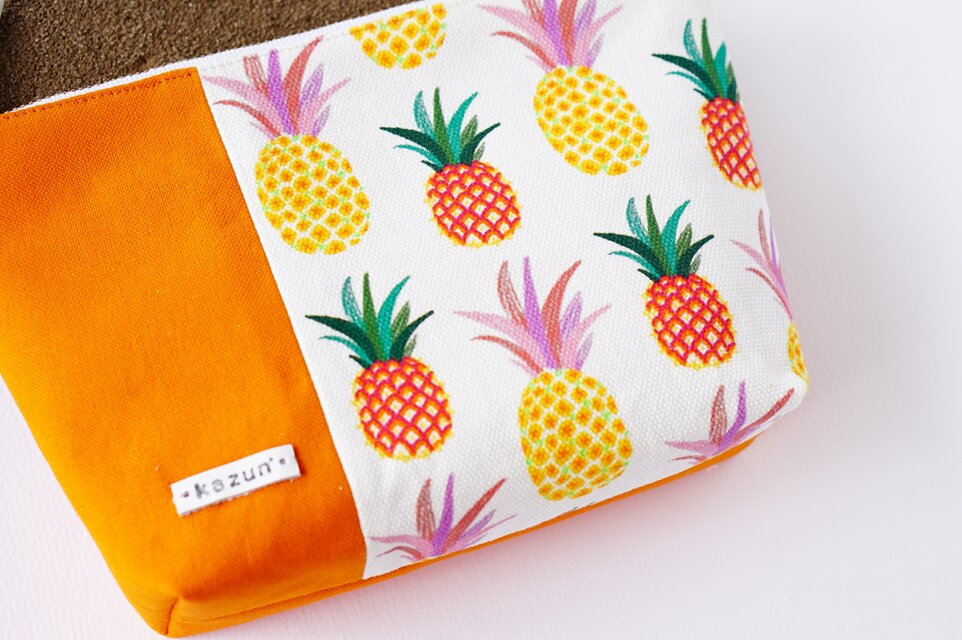 デザイナーズ生地で作ったパイナップル柄のマチ付きポーチ・本革使用