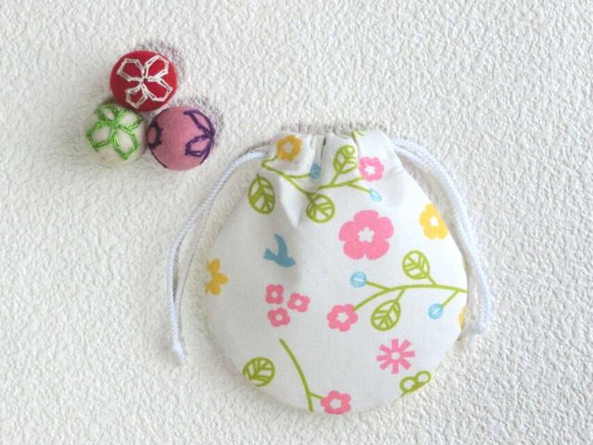 ミニ巾着袋  白色　鳥と植物　　御守り　小物収納　プレゼントにも　