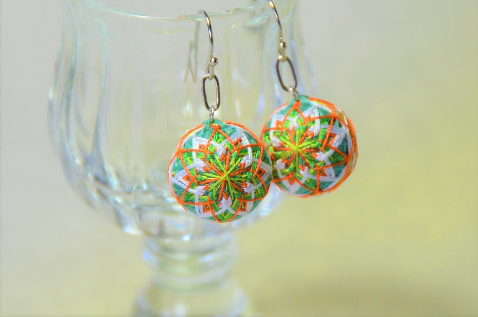 菊文様のまめてまりピアス～若竹に純白と橙の菊