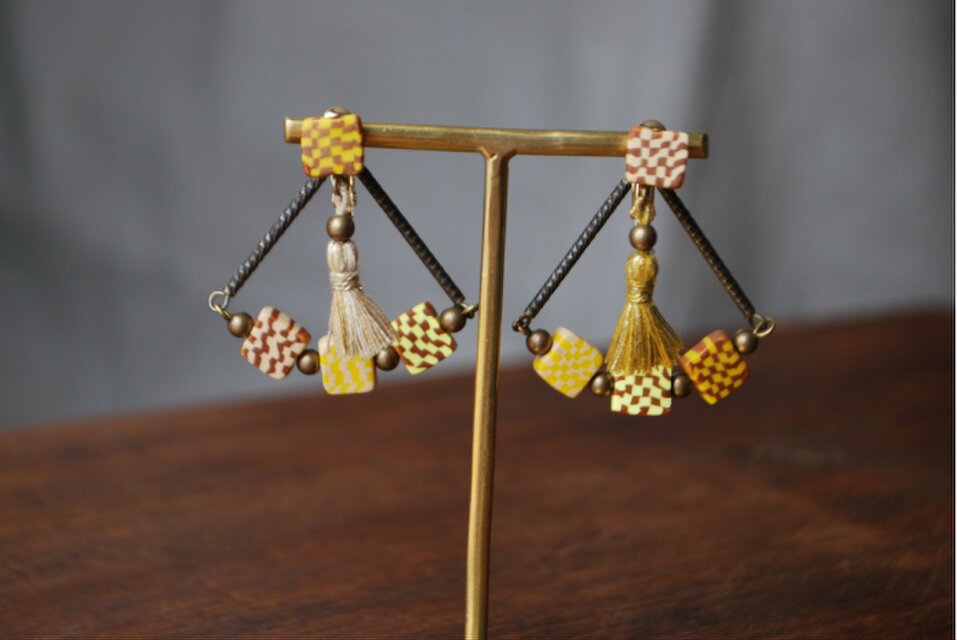 四角タッセルイヤリング　黄色