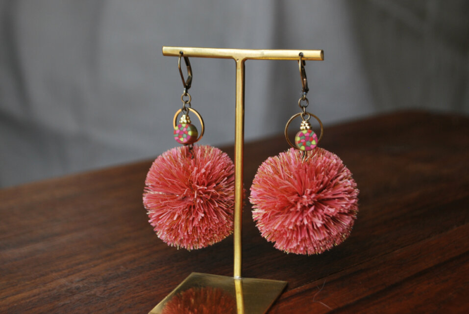 大きなラフィアポンポンピアス　ピンク(ラメ入り）(イヤリング・チタンピアスに変更可能）