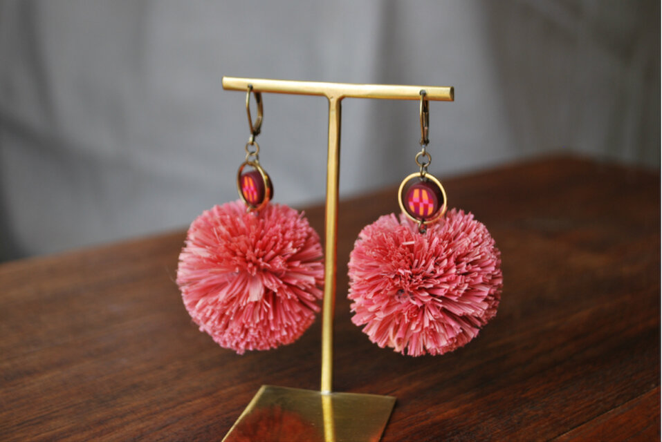 大きなラフィアポンポンピアスピンク　(イヤリング・チタンピアスに変更可能）