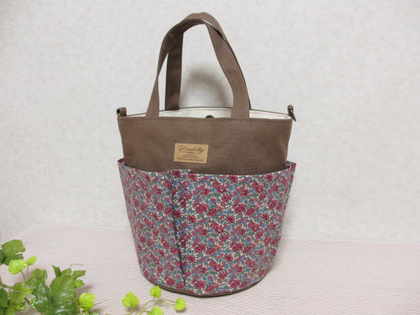 リバティ×モカチャ、ポケットいっぱいのトート