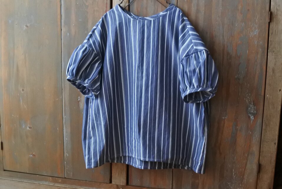 送料込ブルー地ストライプ後ろリボンブラウス半袖