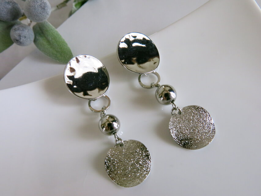シルバーカラー　ハンマートーン＆スターダスト　メタルプレート　ラウンドピアス