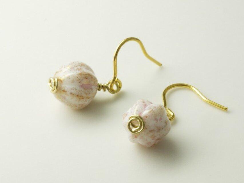 チェコ・メロンビーズの一粒ピアス　あらいがき