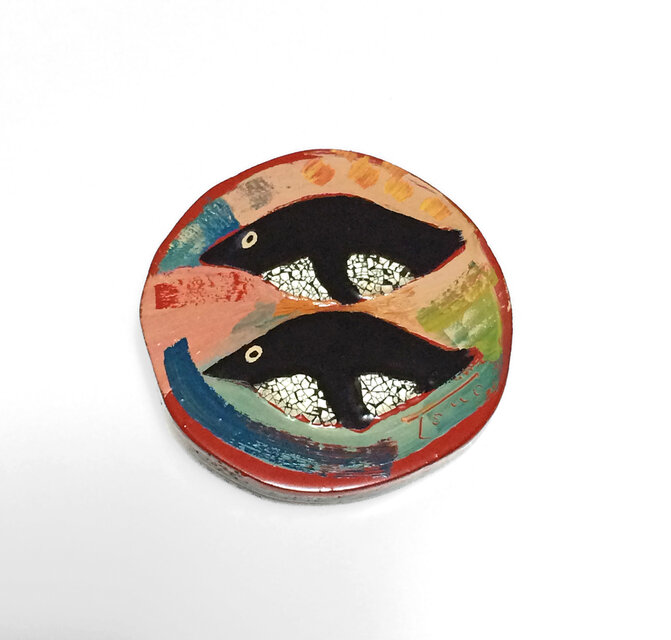 漆ブローチ「penguin」（赤）