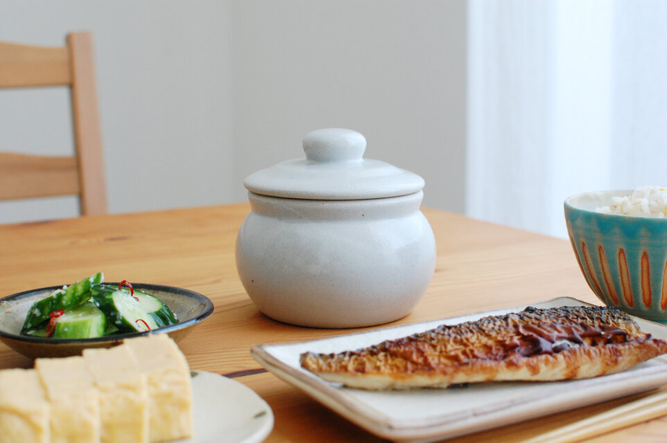 加藤さんのつくる甕（かめ）2合・白（お砂糖・漬物入れ・調味料入れ