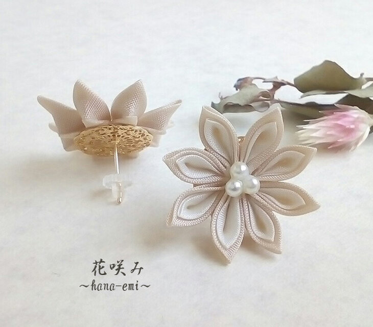 つまみ細工 一輪のお花のピアス/イヤリング 白 | iichi 日々の暮らしを ...