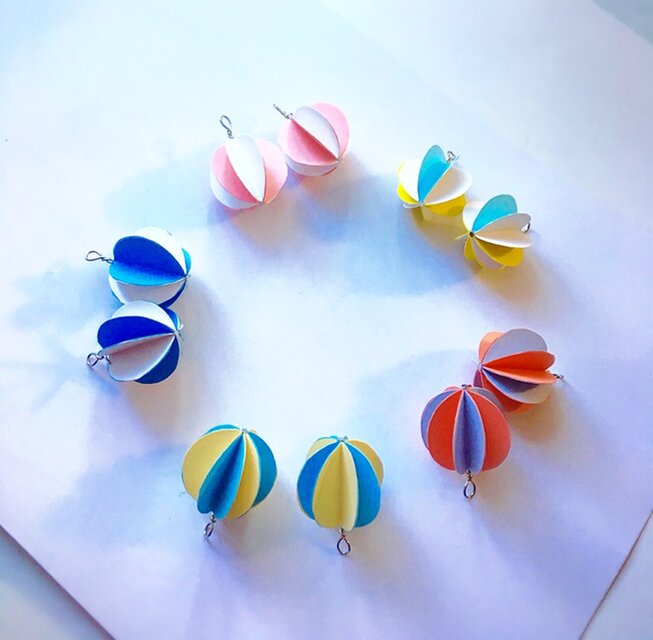 コロンとしたカラフルボールの和ピアス／イヤリング