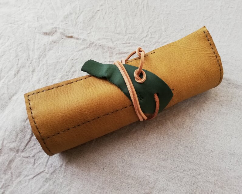 くるくるペンケース（大）　マスタードイエロー　オイルシュリンクレザー